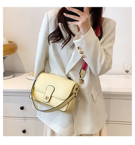Sac bandoulière jaune crème à large bandoulière guitare et fermoir doré chic