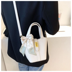 Dettaglio borsa a secchiello in pelle bianca con foulard leopardato e fibbia oro