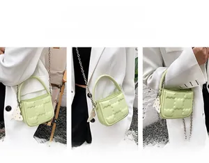 Drei Tragevarianten der hellgrünen Keks-Handtasche mit Kette und Anhänger-Detail