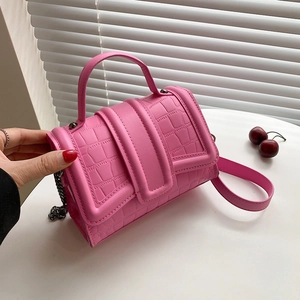 Petit sac à main carré rose vif avec texture crocodile et bandoulière chaîne métallique