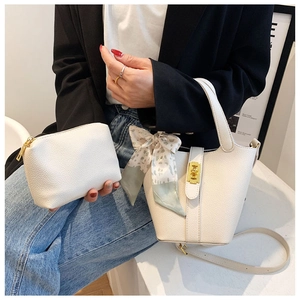 Borsa a secchiello in pelle bianca con foulard in seta e mini pochette coordinata
