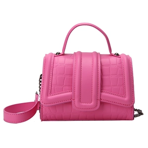Sac à main classique rose vif texture crocodile avec poignée et bandoulière en chaîne