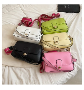 Vue détaillée de cinq sacs bandoulière en cuir PU coloré avec sangles en tissu rayé