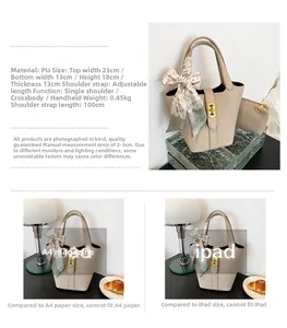 Dettaglio confronto dimensioni della borsa a secchiello beige con rivista A4 e iPad