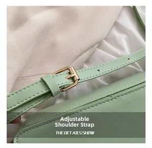 Détail de la bandoulière réglable en cuir vert menthe avec boucle en métal doré