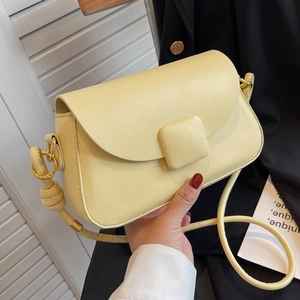 Petit sac carré jaune crème avec rabat magnétique et détails en métal doré élégant