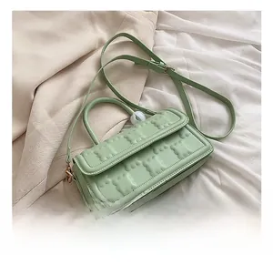 Détail du sac vert menthe avec motif matelassé ours 3D et accessoires dorés chic