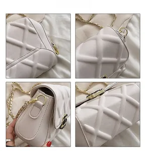 Detailansicht der beigen Stepptasche mit goldener Kette und Metallverschluss-Struktur