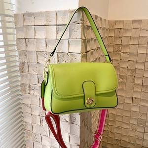 Sac Bandoulière Femme En Cuir PU Sac À Épaule À Rabat Avec Large Sangle Rayée Et Fermoir Rotatif En Métal Polyvalent Minimaliste