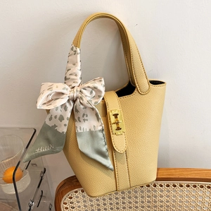 Borsa A Secchiello Donna Trama Litchi Pelle PU Serratura Dorata Borsa A Mano Con Sciarpa Di Raso Decorativa Borsa A Tracolla Chic