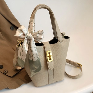 Secchiello beige alla moda con trama litchi, manico in seta e chiusura in metallo