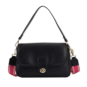 Sac bandoulière en cuir noir avec fermoir doré et deux options de bandoulières