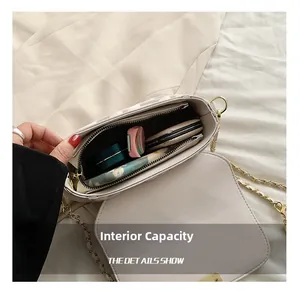 Detailansicht der Innenkapazität der beigen Stepptasche für Handy und Kosmetikartikel