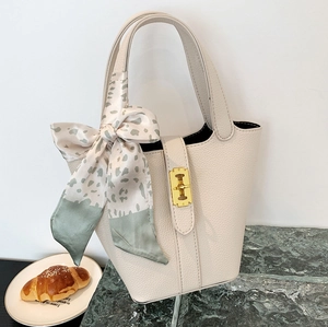 Borsa a secchiello in pelle crema con foulard di seta e chiusura in metallo dorato
