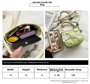 Detaillierte Größentabelle für die kleine mintgrüne Stepptasche mit Kette und Maßen