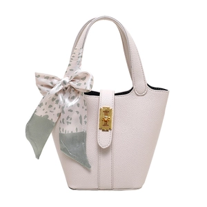 Borsa a secchiello in pelle rosa con chiusura dorata e sciarpa con stampa leopardata