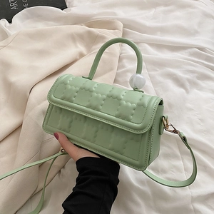Sac à main carré vert clair matelassé avec perle décorative et bandoulière