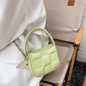 Minzgrüne Tasche mit Texturmuster, silberner Kette und Käse-Anhänger für Damen