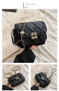 Nahaufnahme der schwarzen Stepptasche mit goldener Kette und Metallkugel-Versteller