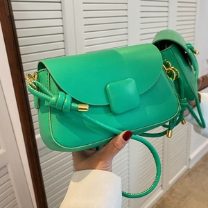 Sac bandoulière carré chic en cuir vert émeraude avec bandoulière à nœuds dorés