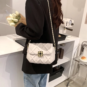 Beige Stepptasche mit eleganter goldener Metallschnalle und Kettenträger für Damen