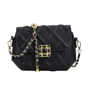 Klassische schwarze Stepptasche aus Leder mit goldener Kette und edlem Verschluss