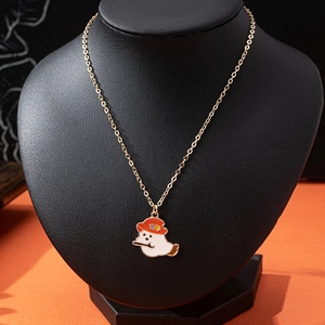 Collier fantôme d'Halloween avec chapeau de sorcier sur mannequin noir et fond orange