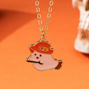 Détail du collier pendentif fantôme rose avec chapeau de sorcier rouge et chaîne dorée