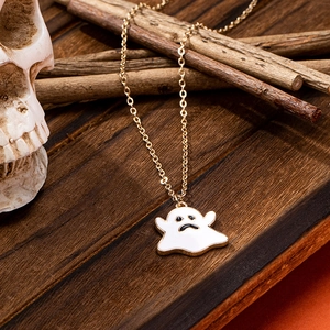Collier pendentif fantôme avec chaîne dorée et fantôme en émail blanc pour Halloween