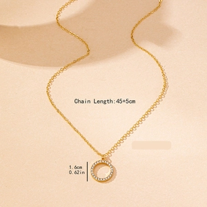 Collier chic doré avec pendentif circulaire en zircone et chaîne réglable pour femme