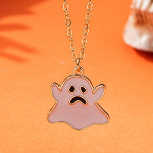 Gros plan d'un collier pendentif fantôme doré avec émail rose sur fond orange vif