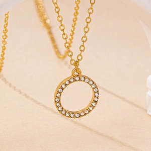 Élégant collier doré avec un pendentif circulaire orné de cristaux étincelants