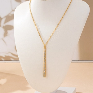 Collier géométrique doré avec double rangée de strass scintillants sur buste modèle