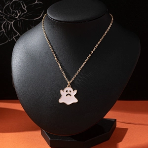 Collier avec pendentif fantôme en émail blanc et or présenté sur un buste de bijouterie