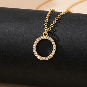 Collier doré à la mode avec pendentif circulaire serti de cristaux blancs brillants