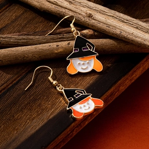 Cartoon Hexe Halloween Ohrhänger mit orangefarbenem Haar und schwarzem Hut auf Holz