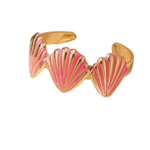 Goldenes offenes Armreif mit drei rosa Emaille-Muscheln für einen Strand-Look