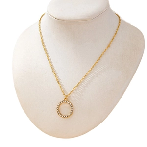 Collier à pendentif doré tendance avec un design d'anneau circulaire serti de diamants