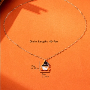 Collier pendentif sorcière Halloween en émail orange et noir avec chaîne dorée