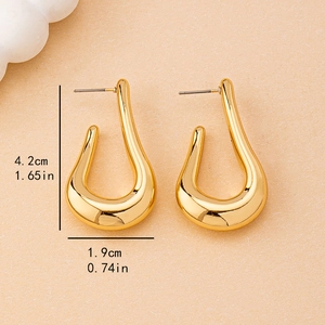 Boucles d'oreilles dorées en U au fini poli miroir avec dimensions détaillées