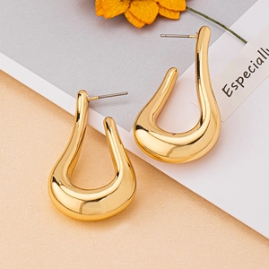 Boucles d'oreilles chic dorées en forme de C avec fini métallique poli et design moderne