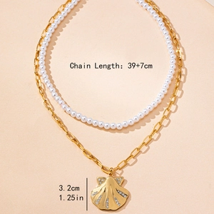 Collier double rang de perles et pendentif coquillage doré avec cristaux scintillants