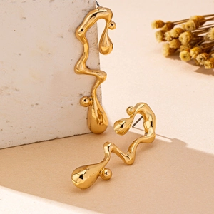 Irregular fluid gold earrings with a minimalist geometric design and mirror finish