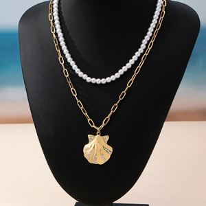 Collier double rang avec perles blanches, chaîne trombone dorée et pendentif coquillage