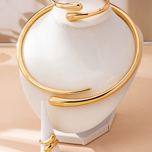 Ensemble de bijoux minimalistes dorés avec collier choker, bracelet et bague goutte