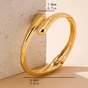 Minimalistischer goldener Wassertropfen-Armreif mit poliertem Design und Maßen