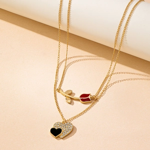 Collier double couche doré avec pendentifs rose rouge et cœur noir avec diamants blancs