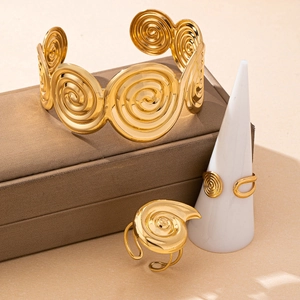 Parure de bijoux dorés 3 pièces avec bracelet manchette spirale et deux bagues assorties