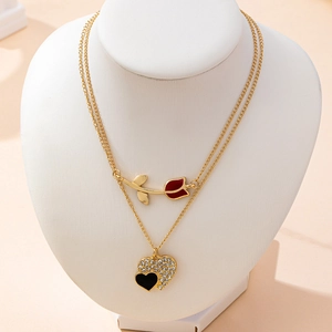 Collier double couche doré avec pendentif rose et cœur serti de cristaux noir et blanc