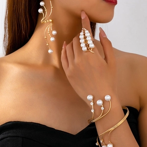 Elegante Set Di Gioielli Con Künstliche Perle Finte Lega Ramo Geometrico Anello Orecchini Bracciale Per Donna Festa Matrimonio